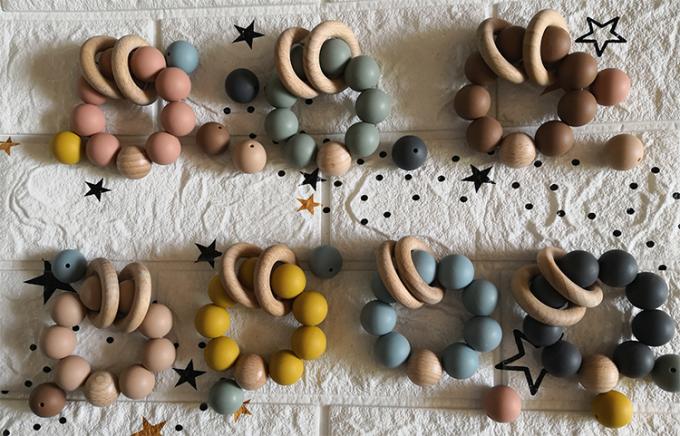 Kundenspezifisches Silikonperlenspielwarensilikonbaby teether mit hölzernem Armband 2